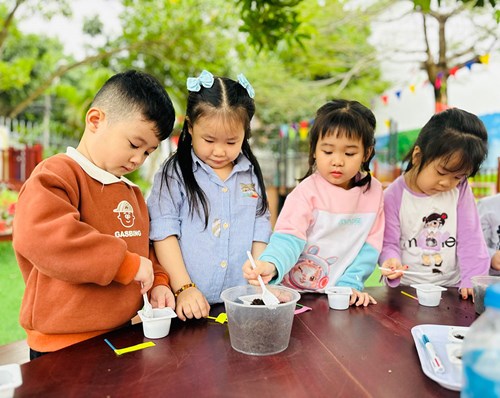 Các bé lớp Mẫu giáo nhỡ B5 - trường MN Phúc Đồng hứng thú với hoạt động gieo hạt hưởng ứng ngày  Tết trồng cây  năm 2024!