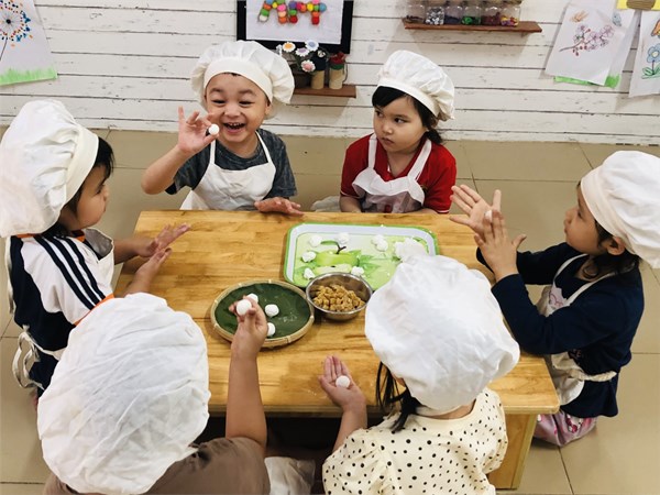 Các bé lớp mgb c1 tham gia hoạt động trải nghiệm làm bánh trôi