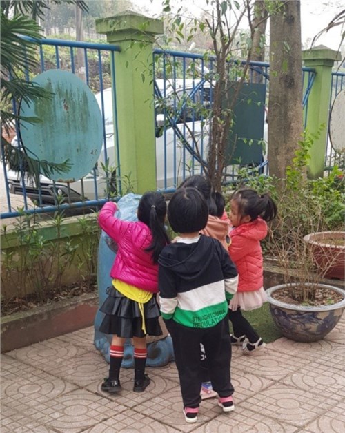 Các bạn nhỏ lớp Mẫu giáo lớn A3 chăm sóc vườn rau