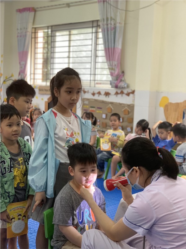 Trường mầm non Phúc Lợi phối hợp với trạm y tế phường tổ chức khám sức khỏe định kì cho lớp mẫu giáo lớn A1