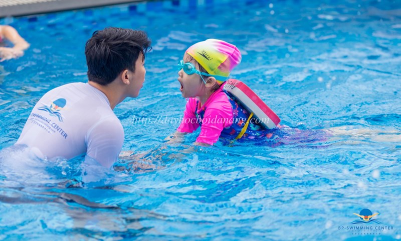 <a href="/gd-ky-nang-song/nhung-nguyen-tac-an-toan-khi-boi/ct/10462/822445">Những nguyên tắc an toàn khi bơi</a>