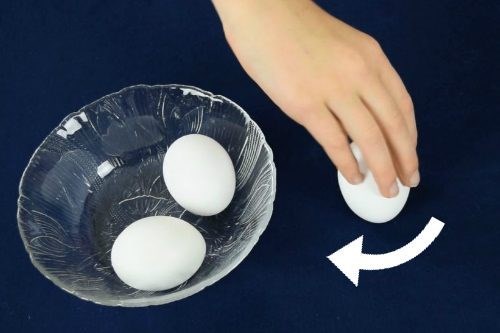Thí nghiệm : Phân biệt trứng sống, trứng chín