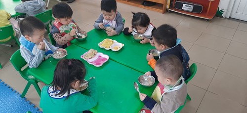 Trẻ lớp nhà trẻ D1 trong giờ ăn