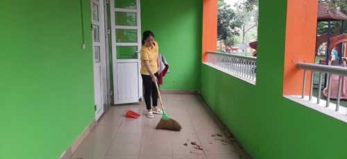 Lớp D1 dọn vệ sinh môi trường lớp học