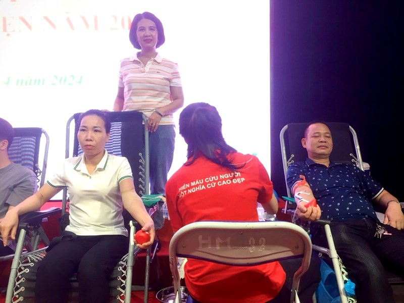 CBGVNV trường Mn Sơn Ca tham gia hiến máu nhân đạo tại phường Ngọc Lâm