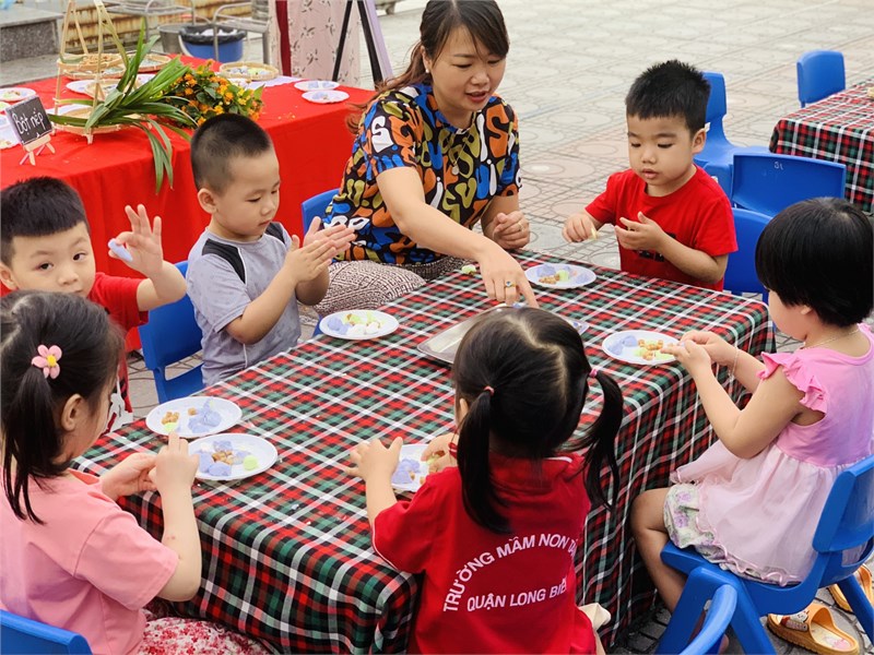 Sáng ngày 11/4/2024, Trường Mầm non Tân Mai đã tổ chức hoạt động trải nghiệm “Bé vui đón Tết hàn thực” cho các con tại sân trường.