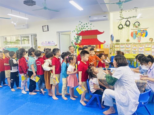 Khám sức khỏe định kì lần hai cho trẻ tại trường mầm non Tân Mai