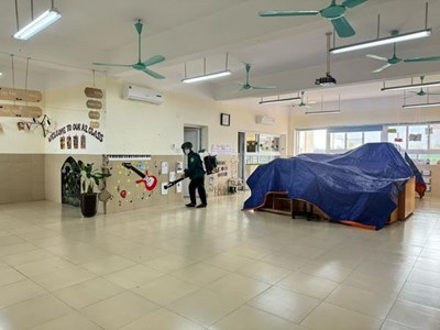 Trường MN Tân Mai tổng vệ sinh sau khi phun thuốc thuốc muỗi.