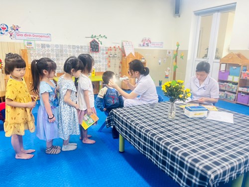 Trường mầm non Tân Mai kết hợp với trạm y tế phường Phúc Đồng khám sức khỏe định kì lần 2 cho các bạn lớp B1