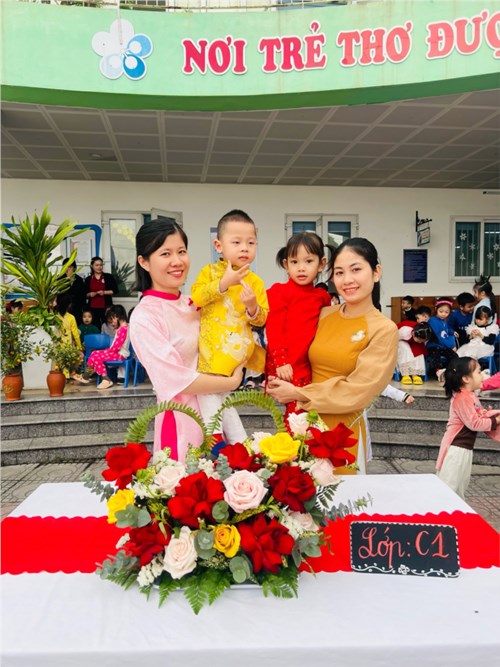 Lơp MGB C1 tham gia hội thi cắm hoa Chào mừng ngày Quốc tế Phụ nữ 8-3 với chủ đề   Cô và Mẹ cùng các con .