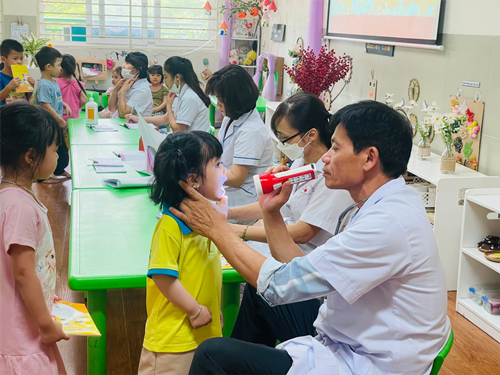 Trường Mầm non Thạch Bàn tổ chức khám sức khỏe định kì cho học sinh