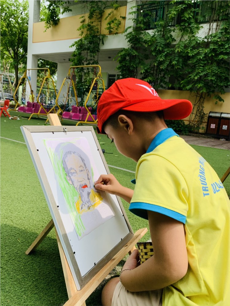 Các bé trường MN Thạch Bàn tham gia các hoạt động chào mừng kỉ niệm 134 năm Ngày sinh nhật Bác Hồ kính yêu