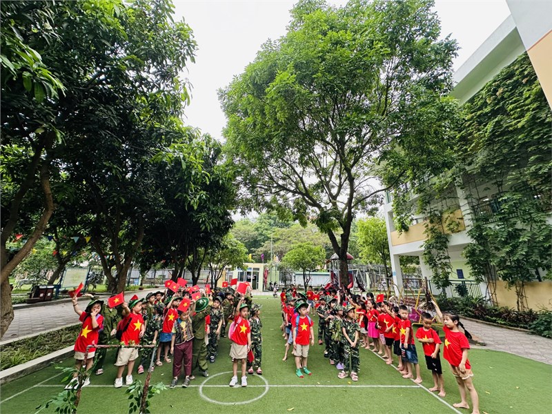 Các bé trường MN Thạch Bàn chào mừng 70 năm Chiến thắng Điện Biên Phủ