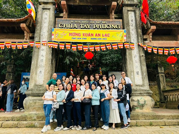 Công đoàn trường MN Thạch Cầu phối hợp với nhà trường tổ chức cho CBGVNV đi lễ đầu năm tại Chùa Tây Phương - Chùa Khai Nguyên - Chùa Mía thuộc thị xã Sơn Tây – Hà Nội.