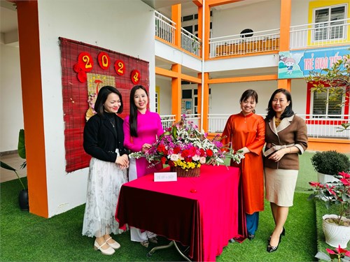 Tổ văn phòng tham gia hội thi cắm hoa chào mừng ngày quốc tế phụ nữ 8-3