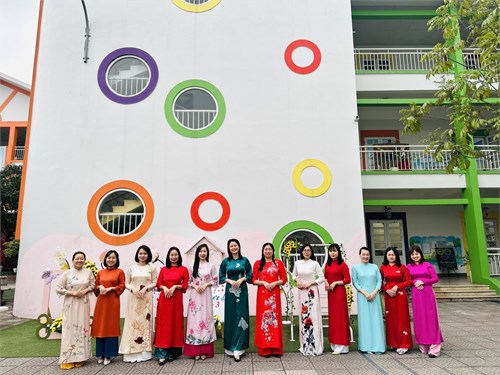 Các cô giáo của trường mầm non Thượng Thanh hưởng ứng tuần lễ áo dài chào mừng ngày quốc tế phụ nữ 8-3