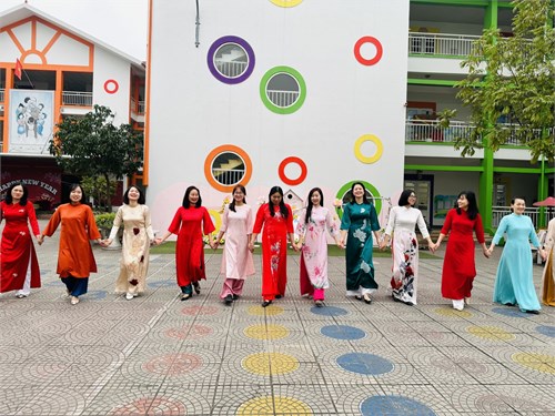 Các cô giáo của trường mầm non Thượng Thanh hưởng ứng tuần lễ áo dài chào mừng ngày quốc tế phụ nữ 8-3