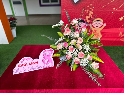 Tác phẩm cắm hoa của các cô giáo khối mẫu giáo nhỡ trong hội thi cắm hoa chào mừng ngày quốc tế phụ nữ 8-3