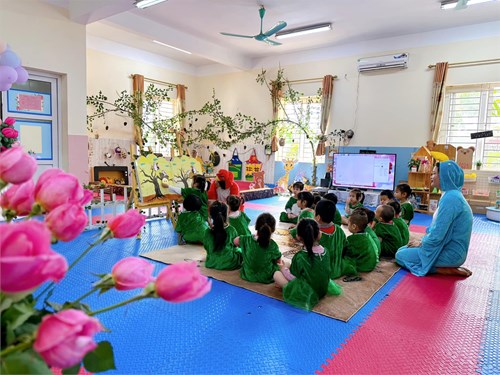 Hình ảnh tiết học của cô giáo Lê Thị Ngọc dư thi giáo viên giỏi cấp quận năm học 2023-2024