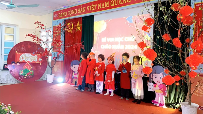 Hình ảnh tiết học làm quen chữ cái của cô giáo Trịnh Thị Phương Thảo dư thi giáo viên giỏi cấp quận năm học 2023-2024