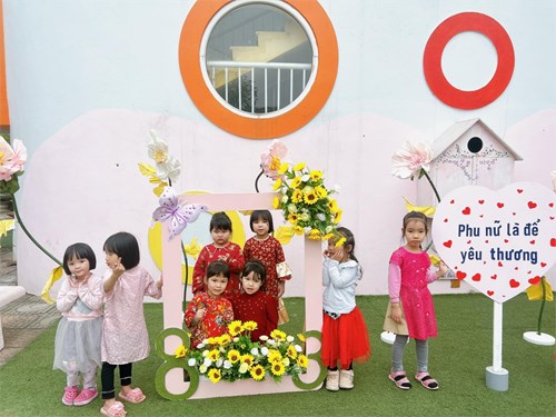 Các bé yêu của trường mầm non Thượng Thanh hưởng ứng tuần lễ áo dài chào mừng ngày quốc tế phụ nữ 8-3