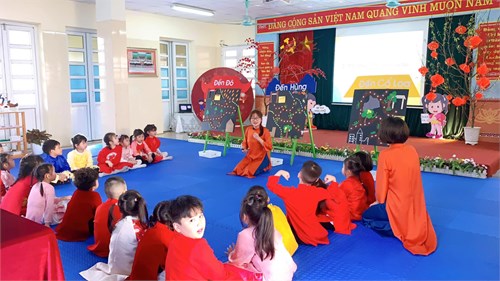 Hình ảnh tiết học làm quen chữ cái của cô giáo Trịnh Thị Phương Thảo dư thi giáo viên giỏi cấp quận năm học 2023-2024