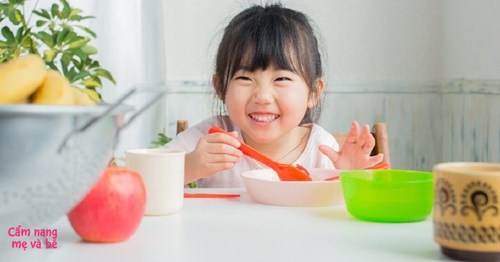 Dạy kỹ năng sống cho trẻ 5 tuổi - Kỹ năng tự ăn