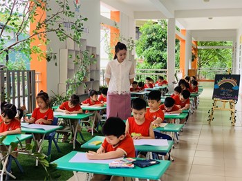 Các bé trường Mầm non Thượng Thanh thi vẽ tranh nhân dịp sinh nhật Bác Hồ