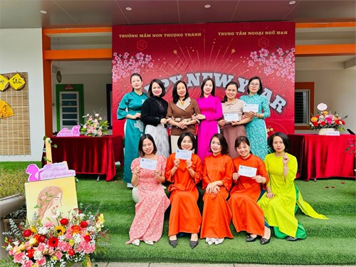 Các đồng chí cán bộ giáo viên nhân vien nhà trường tham dự hội thi cắm hoa chào mừng ngày quốc tế phụ nữ 8-3