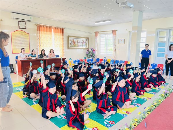 Các bé trường Mầm Non ThượngThanh tham gia Rung chuông vàng kết hợp cùng CLB Tiếng Anh