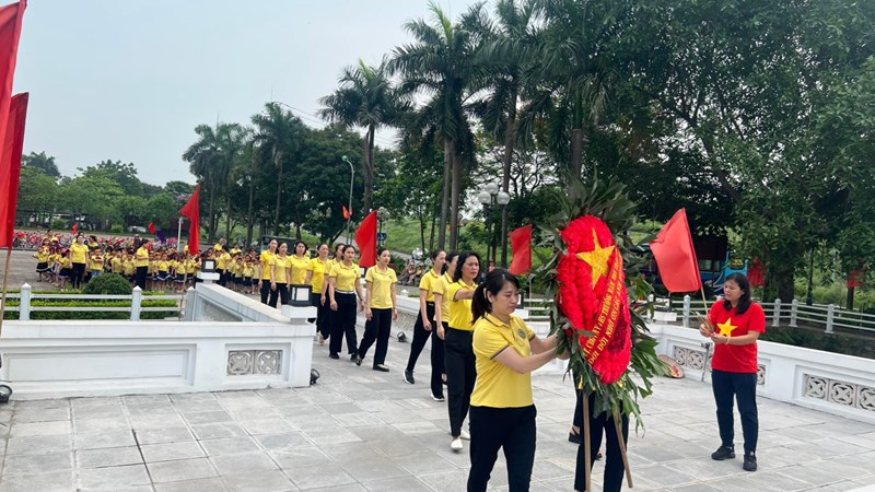 Các bạn nhỏ lớp MGL A5 tham gia “Dâng hương tại đài tưởng niệm và tham quan trường Tiểu học Giang Biên”