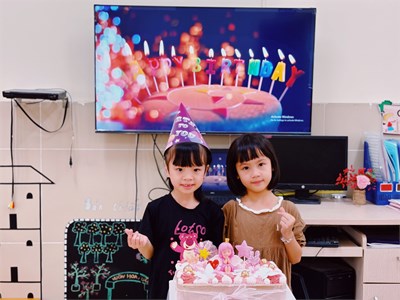 Khoảnh khắc đáng yêu của bé Đinh Thanh Vân lớp MGL A4 cùng bạn nhân ngày sinh nhật.