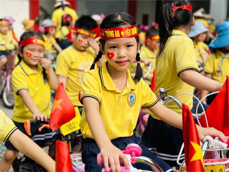 Cô bé xinh xắn Trần Hoàng Yến lớp MGL A4 trong hoạt động ngoại khóa đi xe đạp