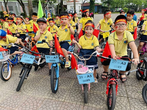 Lớp MGL A3  tham gia hoạt động đạp xe đến đài Tượng niệm để   Dâng hương các anh hùng liệt sĩ và tham quan trường Tiểu học Giang Biên 