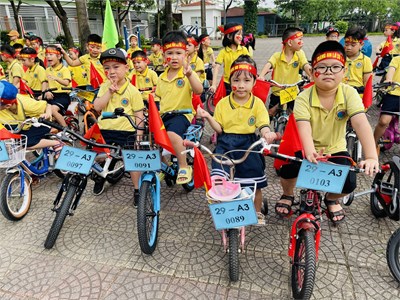 Lớp MGL A3  tham gia hoạt động đạp xe đến đài Tượng niệm để   Dâng hương các anh hùng liệt sĩ và tham quan trường Tiểu học Giang Biên 