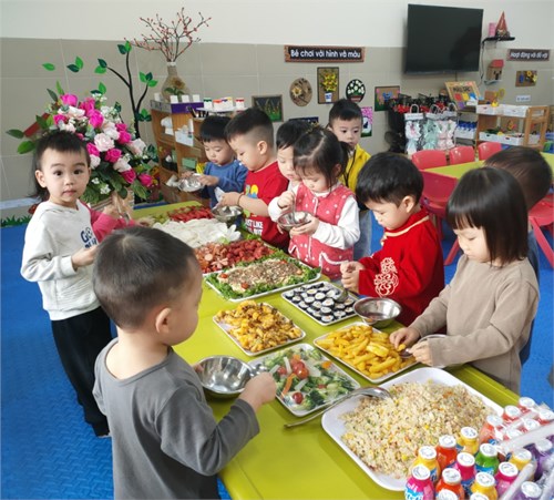 Các bé lớp NT D1 vui liên hoan tiệc buffet chào mừng ngày Quốc Tế Phụ Nữ 8/3.