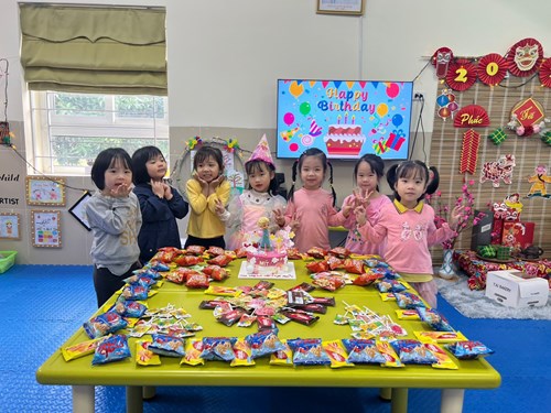 Cô giáo và các bạn lớp MGN B4 chúc mừng sinh nhật bé Huyền Anh