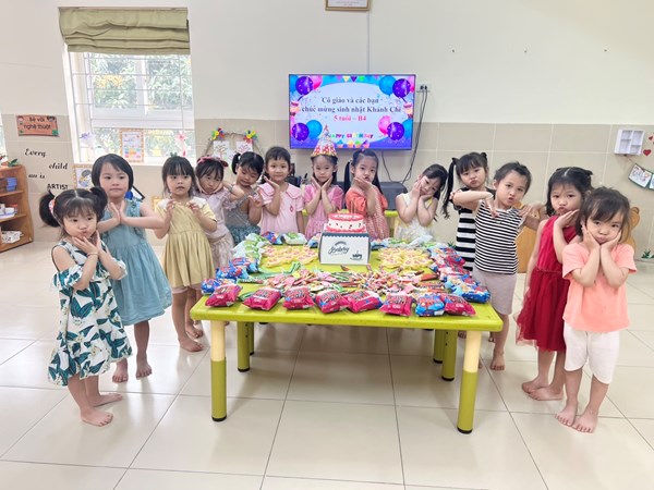 Cô giáo và các bạn lớp MGN B4 chúc mừng sinh nhật Khánh Chi