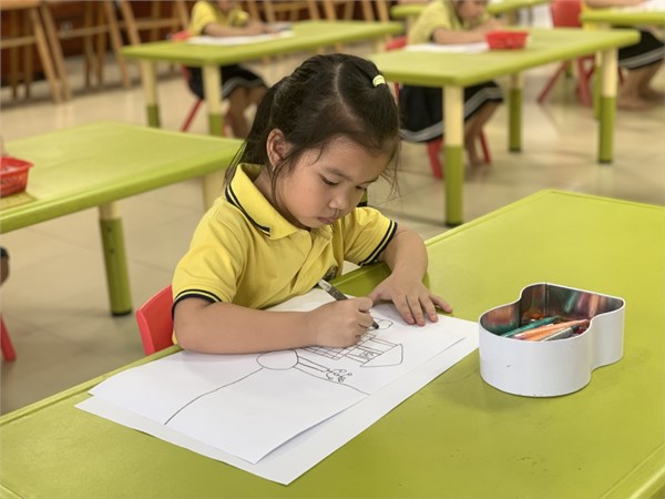 Hình ảnh con Minh Anh lớp MGL A5 trong cuộc thi vẽ tranh với đề tài   Em yêu Hà Nội 