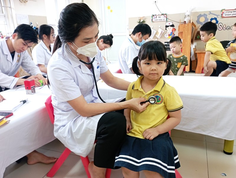 Trường mầm non Tràng An quan tâm chăm sóc sức khỏe cho học sinh