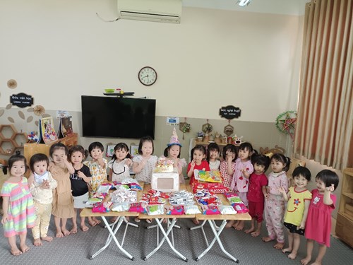 Một số hình ảnh củacác bé khối MGB tổ chức sinh nhật tại lớp cùng các bạn