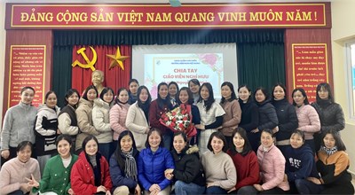 Trường MN Việt Hưng tổ chức buổi chia tay giáo viên nghỉ hưu - Cô giáo Nguyễn Thị Nhàn.