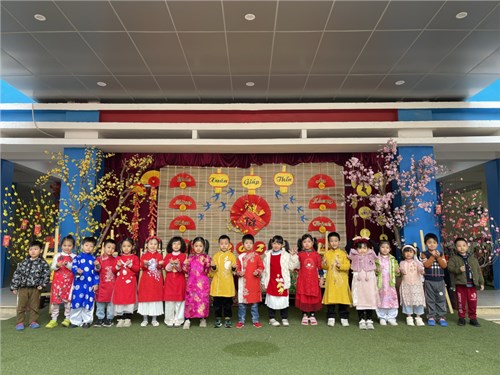 Các bạn nhỏ lớp MGL - A3 tham gia Hội chợ quê, văn nghệ chào Xuân, trình diễn áo dài cùng mẹ và tham gia các trò chơi dân gian