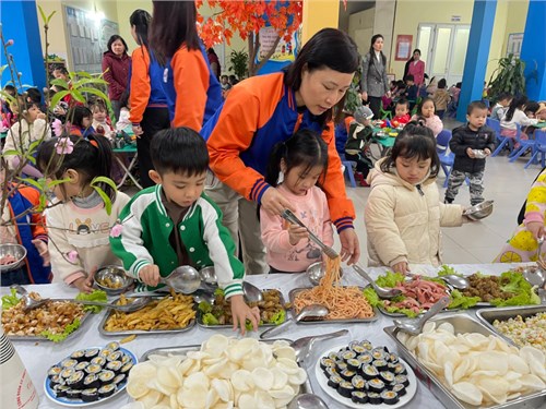 Các bé lớp MGN-B2 tham vui tiệc buffet chào đón xuân Giáp Thìn 2024