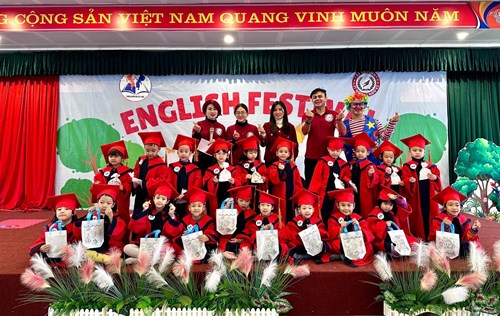 Chương trình   English festival  của các bạn nhỏ A2 trường MN Việt Hưng.