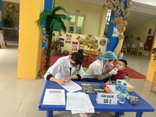 - Các bác sỹ ở bệnh viện Việt Nam - Cu Ba  khám răng cho các bạn nhỏ lớp MGB-C3.