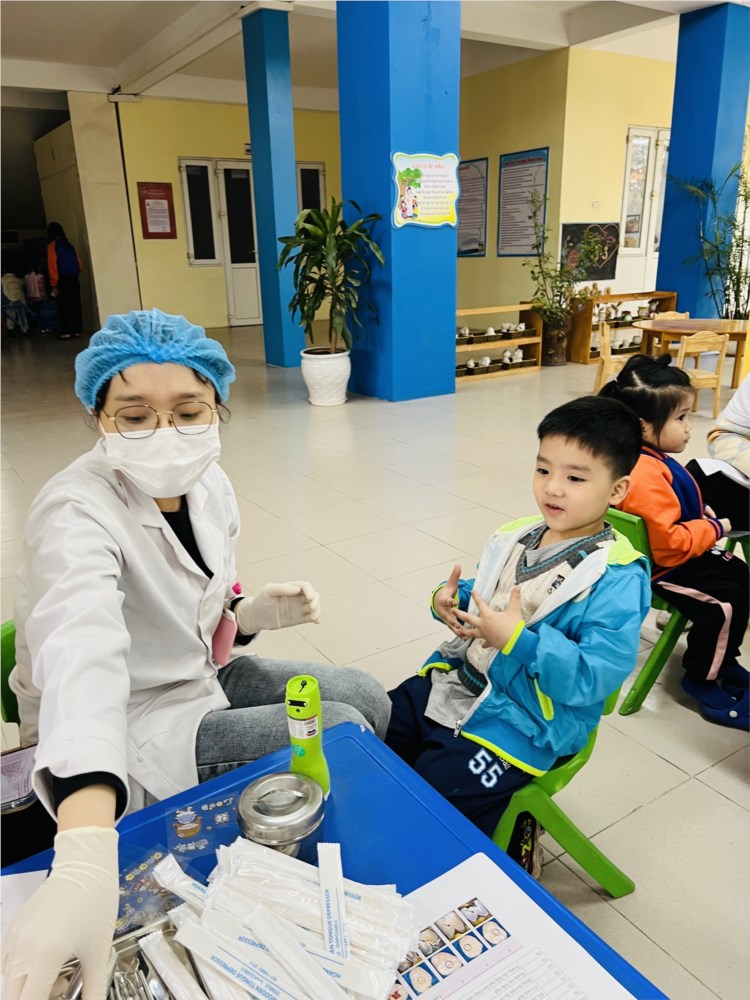 Các y bác sĩ của bệnh viện Việt Nam Cu Ba - Hà Nội khám sức khoẻ răng miệng cho các bạn nhỏ lớp MGN B3
