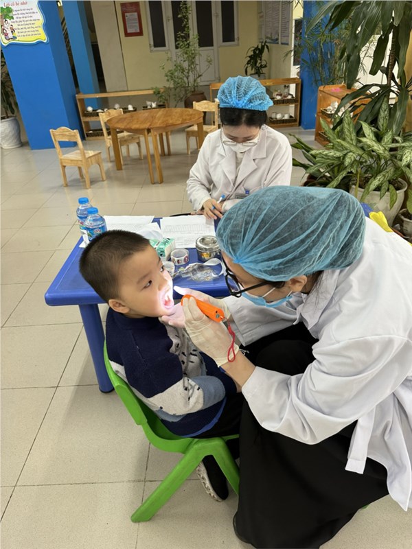 Các bé lớp MGB C1 được các bác sĩ tại bệnh viện Việt Nam Cu Ba - Hà Nội thăm khám và tư vấn miễn phí tại trường mầm non Việt Hưng