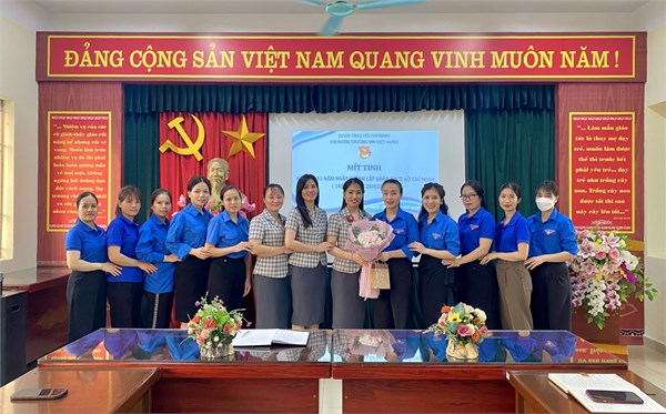 Chi đoàn Trường MN Việt Hưng tổ chức mít tinh kỷ niệm 93 năm ngày thành lập Đoàn TNCS Hồ Chí Minh