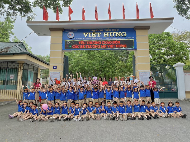 Trường mầm non Việt Hưng tổ chức hoạt động tham quan trường tiểu học cho trẻ khối mẫu giáo lớn, năm học 2023-2024.